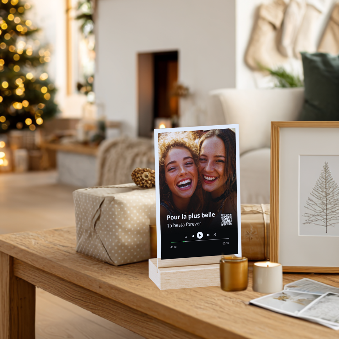 Ami tenant un cadeau personnalisé reçu à Noël