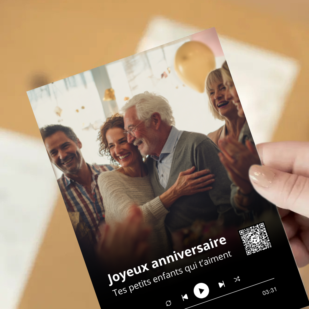 Main tenant une carte postale personnalisée Tailortune